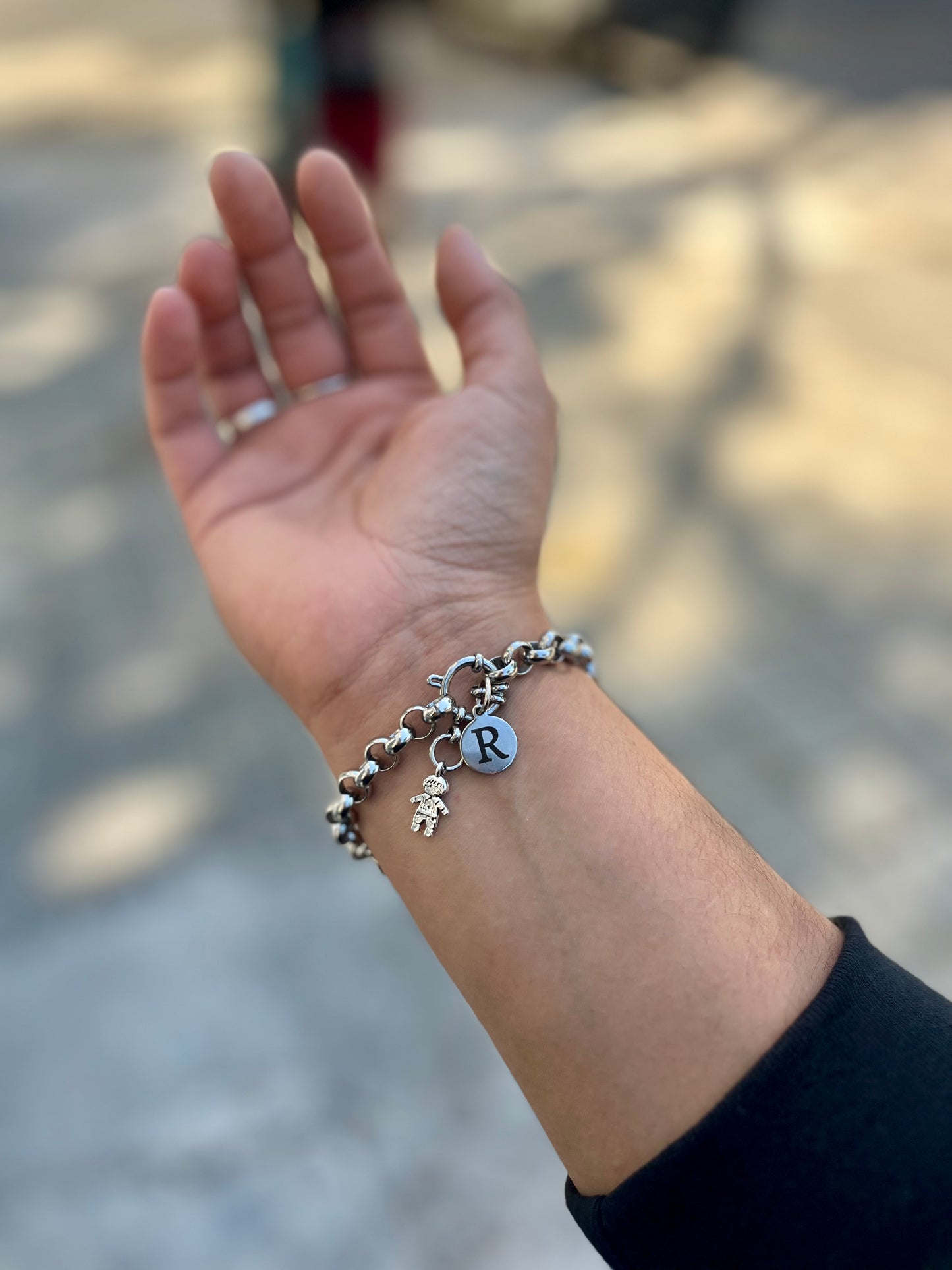 Pulsera rolo con dos dijes