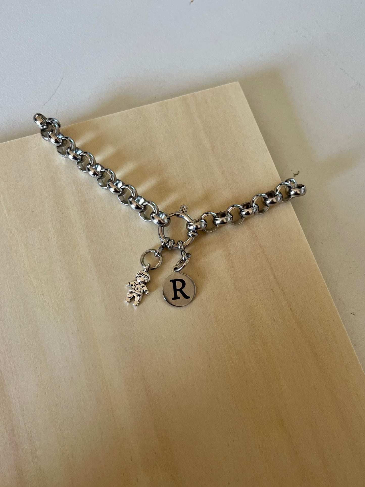 Pulsera rolo con dos dijes