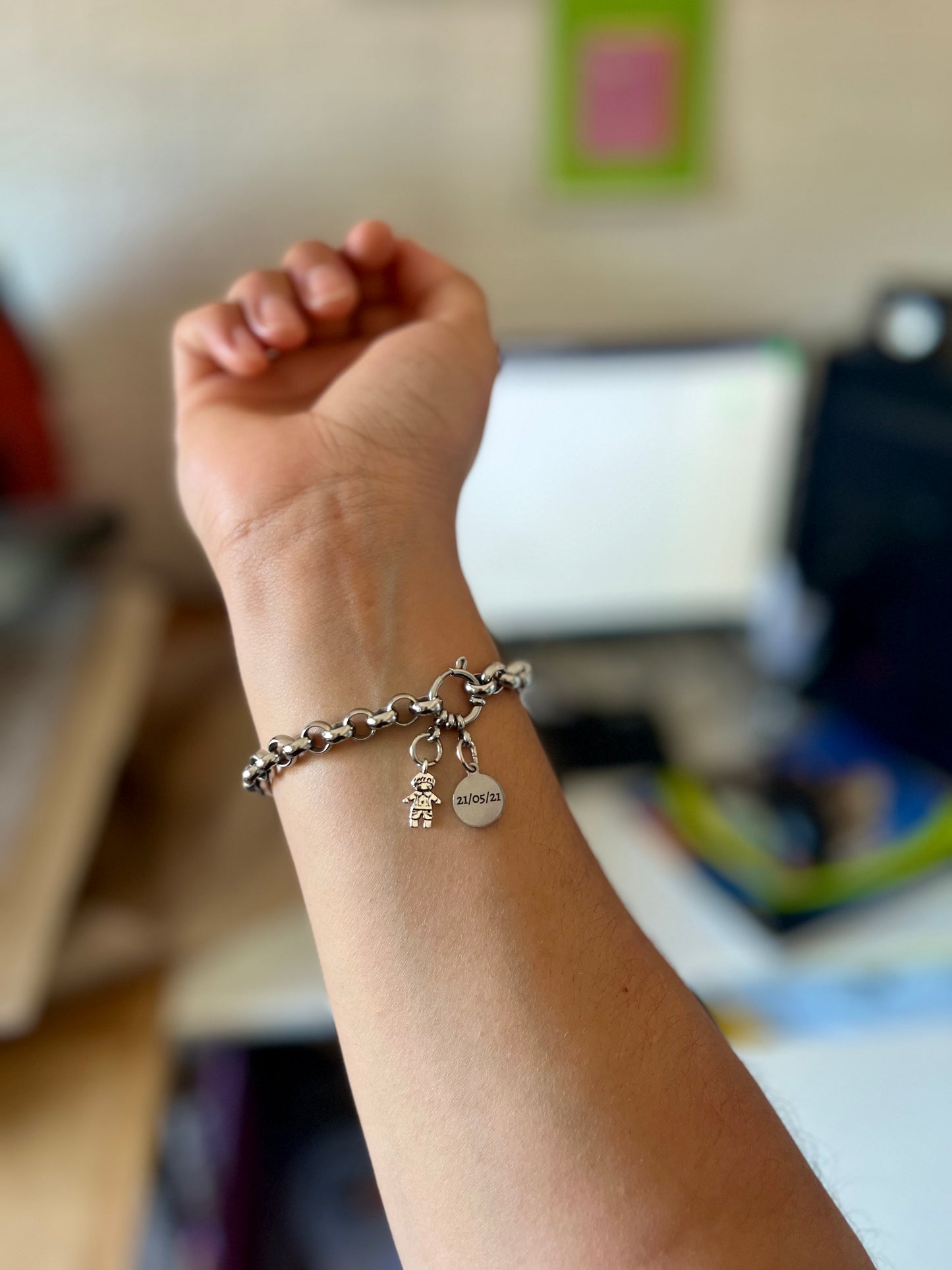Pulsera rolo con dos dijes